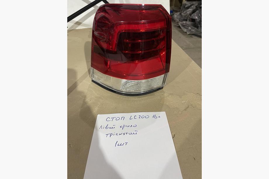 Toyota Land Cruiser 200 2007–2021 Nedsat Baglygter 2016-2021 (OEM standard) Bageste venstre ydre baglygte (på skærm) (revnet) Foto 1