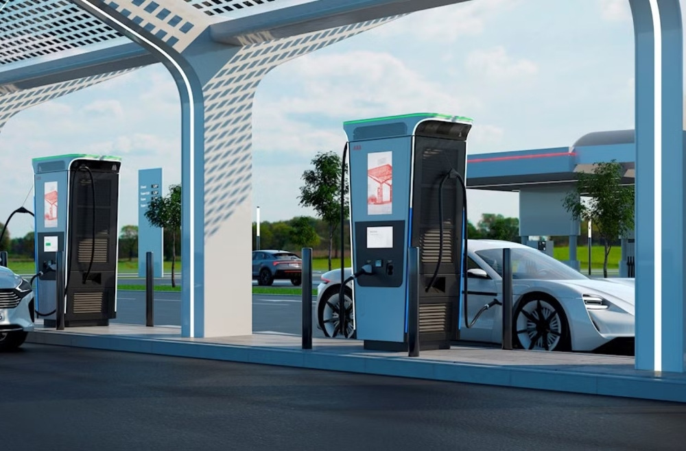Sådan oplader du en elbil på en tankstation: komplet guide