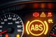 Hvorfor lyser ABS i bilen? Tolkning af lampen i instrumentpanelet foto 1