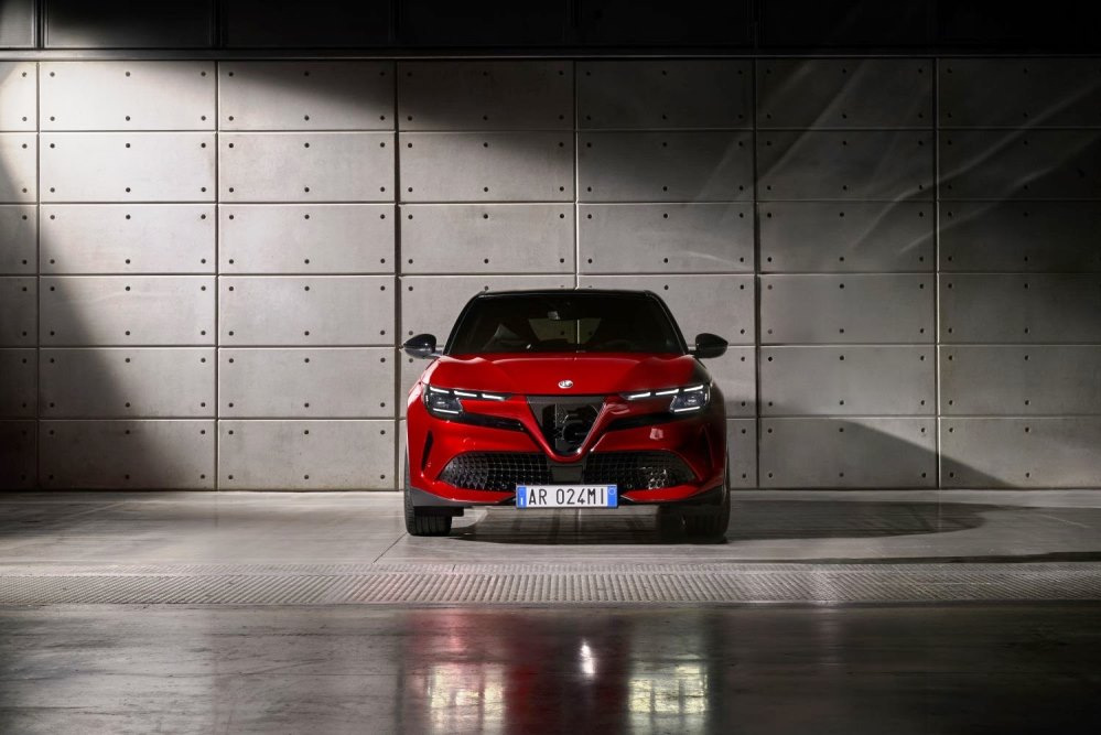Test af Alfa Romeo Junior (2025): hybrid og el-crossover i én bil