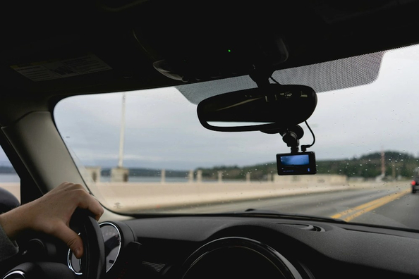 Dashcam i bilen: sådan vælger du et pålideligt vidne på vejen