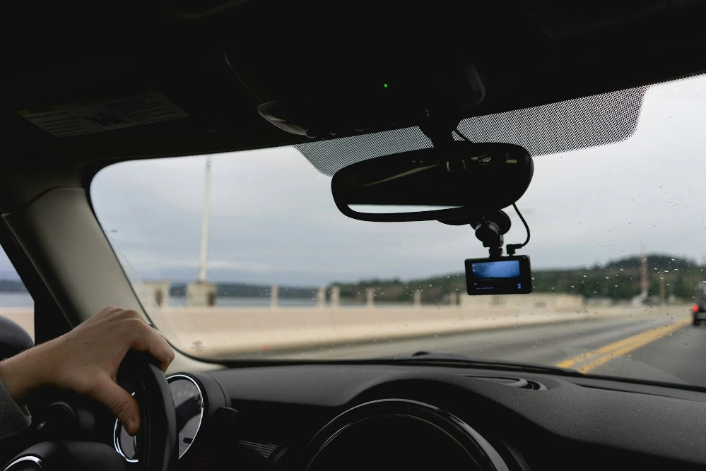 Dashcam i bilen: sådan vælger du et pålideligt vidne på vejen