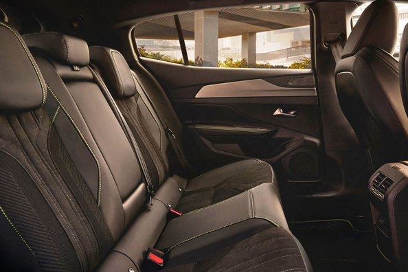 Anmeldelse af den opdaterede Peugeot 408 (2026): stilfuld crossover-liftback med elektrificeret teknologi Foto 6
