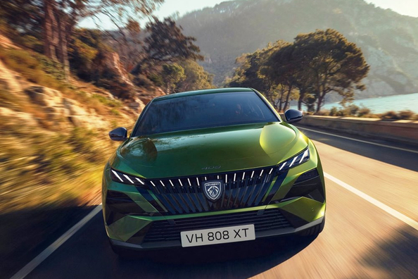 Anmeldelse af den opdaterede Peugeot 408 (2026): stilfuld crossover-liftback med elektrificeret teknologi Foto 1