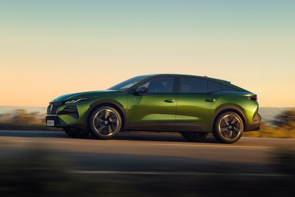 Anmeldelse af den opdaterede Peugeot 408 (2026): stilfuld crossover-liftback med elektrificeret teknologi Foto 2