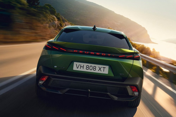 Anmeldelse af den opdaterede Peugeot 408 (2026): stilfuld crossover-liftback med elektrificeret teknologi Foto 4