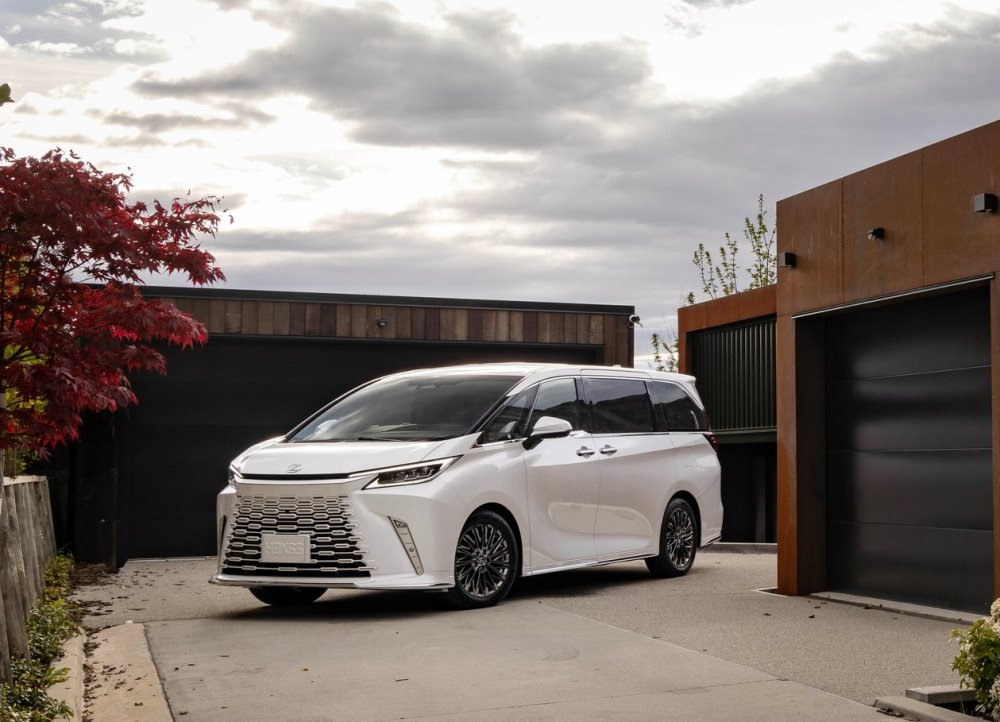 Lexus LM 500h: luksuriøs hybrid-minivan til VIP-transport