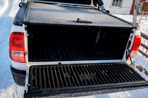 Toyota Hilux 2015– OEM rullecover til lad (2020+, mekanisk med håndtag og lås) foto 4