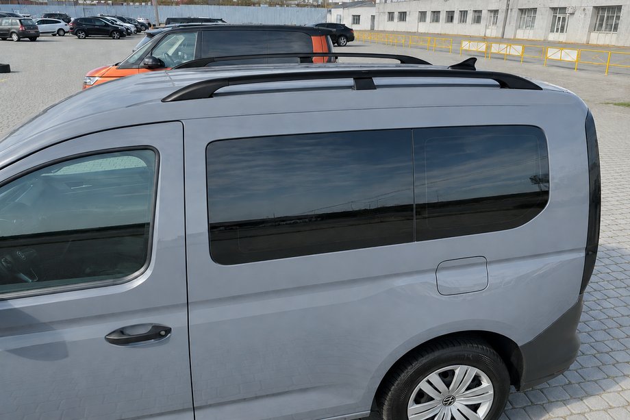 Ford Connect 2021– Sorte tagrælinger (tyrkisk design) Maxi-bøjle, plastfødder Image