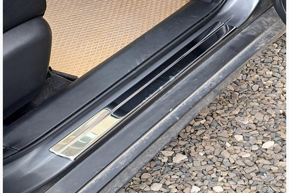 Nissan X-trail T32/Rogue 2014–2021 OmsaLine dørtrinslister (4 stk., rustfrit stål) Image