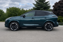 Nissan Qashqai 2021– Integrerede tagrælinger, sorte OEM (aluminium) foto 1