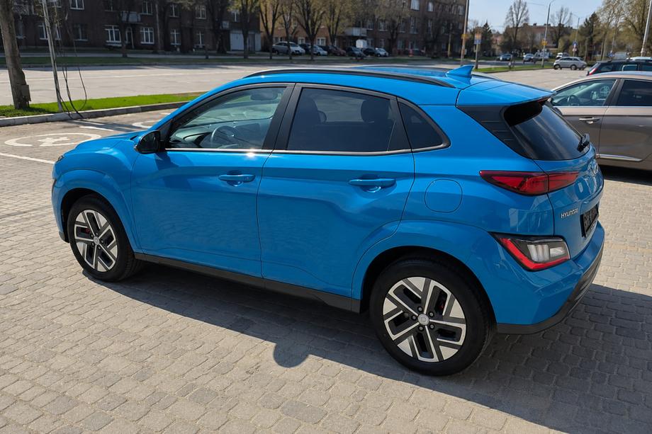 Hyundai Kona 2017–2023 Sorte OEM tagrælinger (aluminium, montering med lim) Foto 2