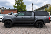 Toyota Tacoma 2015–2023 Sorte OEM tagrælinger (aluminium) foto 2
