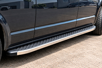 Volkswagen T5 2010–2015 BlackLine sidetrin (2 stk., aluminium) Kort akselafstand foto 1