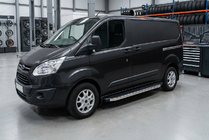 Ford Custom 2013–2022 BlackLine sidetrin (2 stk., aluminium) foto 1