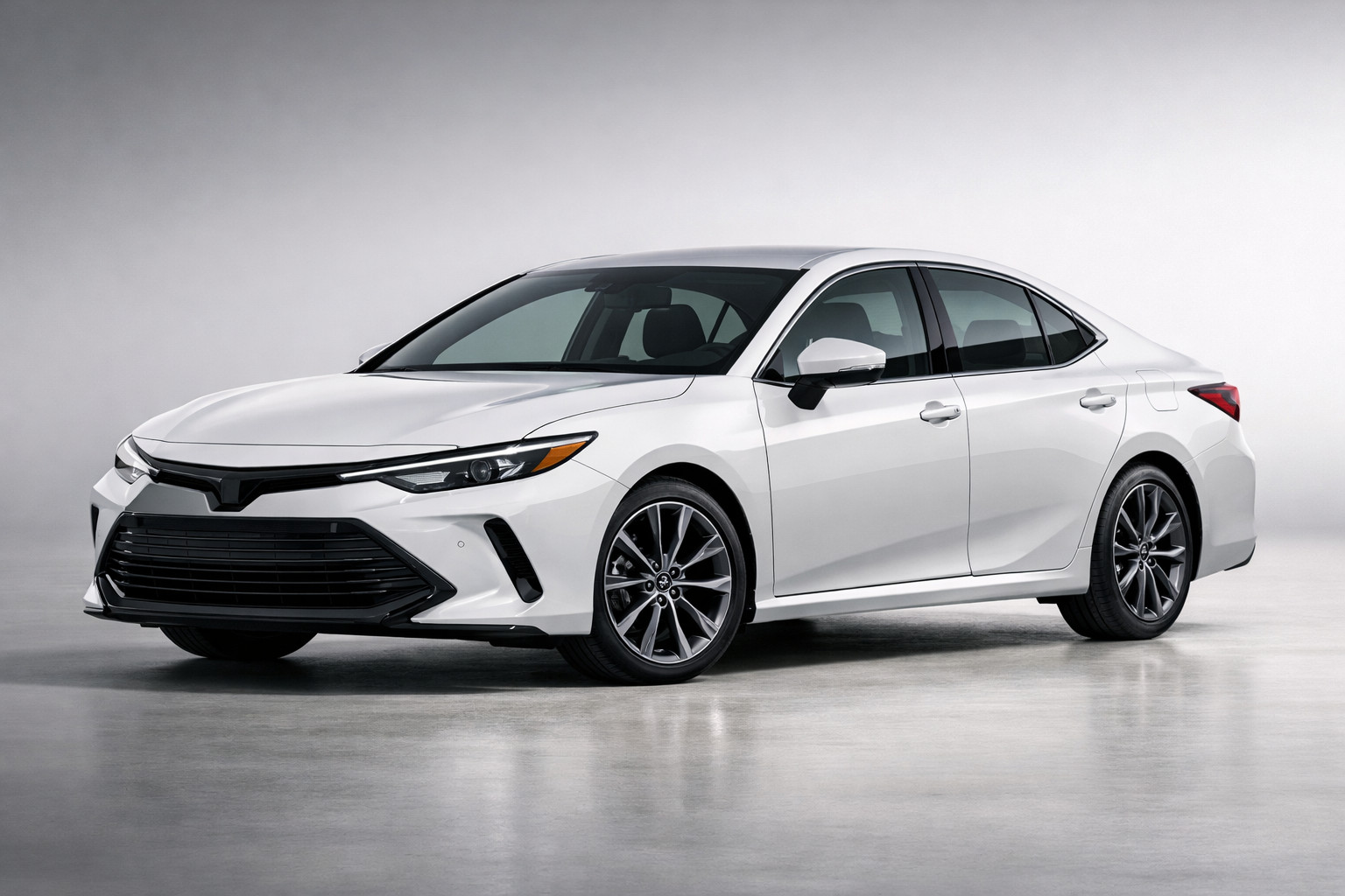 Test af Toyota Camry XV80: ny hybridsedan til by og motorvej