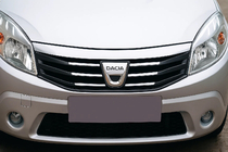 Dacia Sandero 2007–2013 Frontgrill-kantliste (rustfrit stål) foto 1