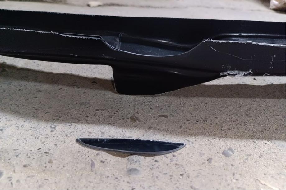 BMW 5-serie E60/E61 2003–2010 Udsalg: Front læbespoiler DPT v2 (med finner, til M5 Hamann, blank sort) Foto 2