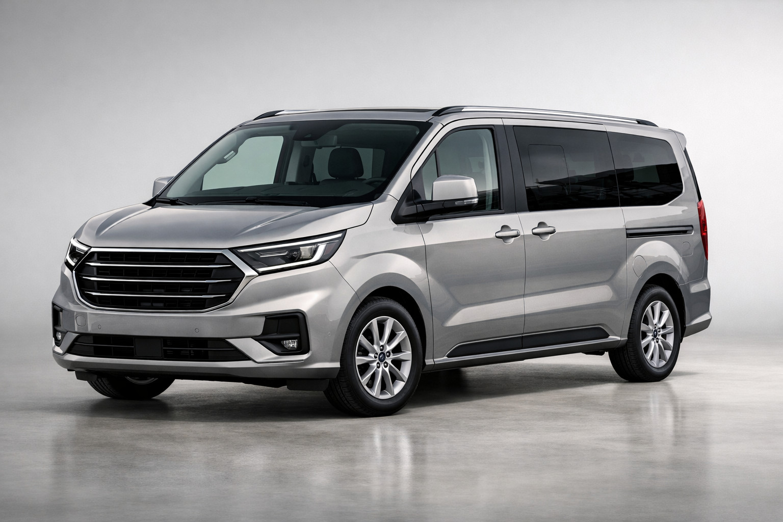 Test af Ford Tourneo Custom 2024: moderne minivan til erhverv og familie