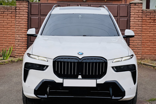 BMW X7 G07 2019–: montering af LCI M-Performance facelift-sæt