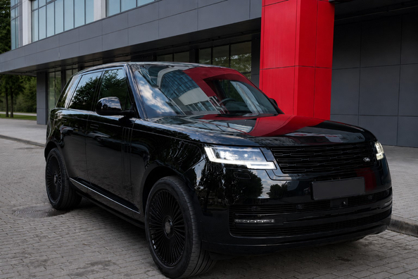 Range Rover L460 2021–: montering af smedede fælge HF-8 Black R22 – vores arbejde