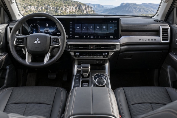 Nye Mitsubishi Pajero 2026: SUV med stigeramme og Super Select 4WD-II