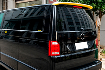 Volkswagen T5 Caravelle 2004–2010 DPT spoiler (bagklap, sort højglans) foto 1