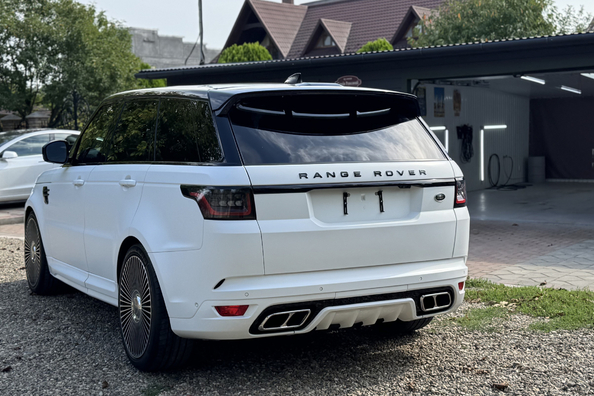 Range Rover Sport L494 2018–2022: montering af SVR-bodykit – vores arbejde Foto 16