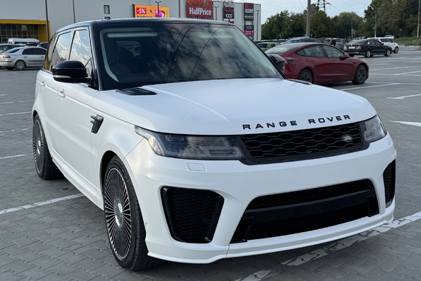 Range Rover Sport L494 2018–2022: montering af SVR-bodykit – vores arbejde Foto 3