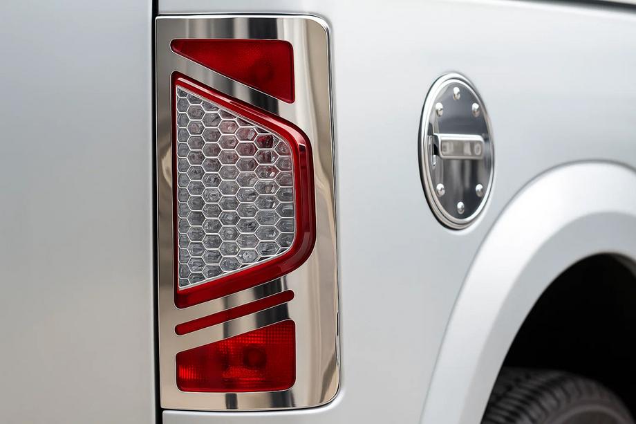 Ford Connect 2010–2013 Kromafdækninger til stoplygter, variant nr. 2 (2 stk., rustfrit stål) Image