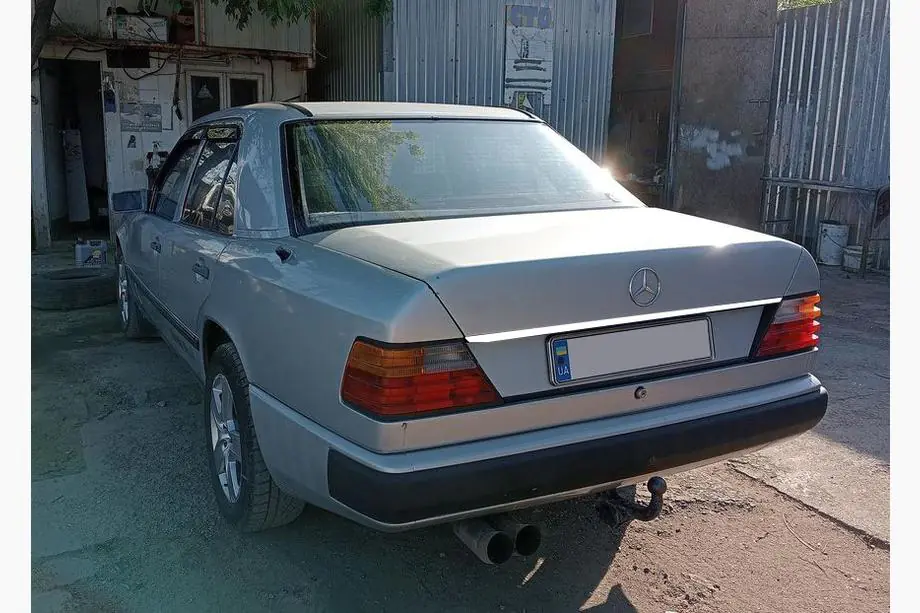 Mercedes E-klasse W124 1984–1997 Bagklapskantbeskytter (rustfrit stål) Foto 2
