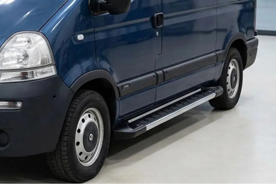 Nissan Interstar 2002–2010 RedLine V1 sidestrin (2 stk., aluminium) Image