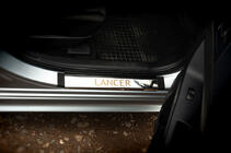 Mitsubishi Lancer X 2008– Carmos dørtrinslister, 4 stk., rustfrit stål foto 1