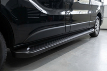 Renault Trafic 2015– Allmond Black sidetrin (2 stk., aluminium) Lang akselafstand foto 1