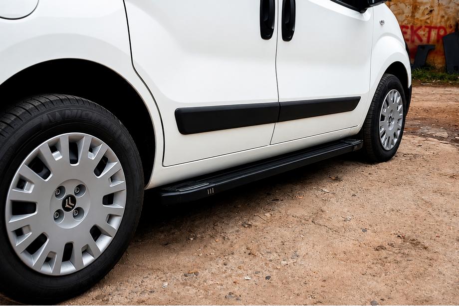 Peugeot Bipper 2008–2017 Sidetrin Mostu Black (2 stk., aluminiumsprofil) Image