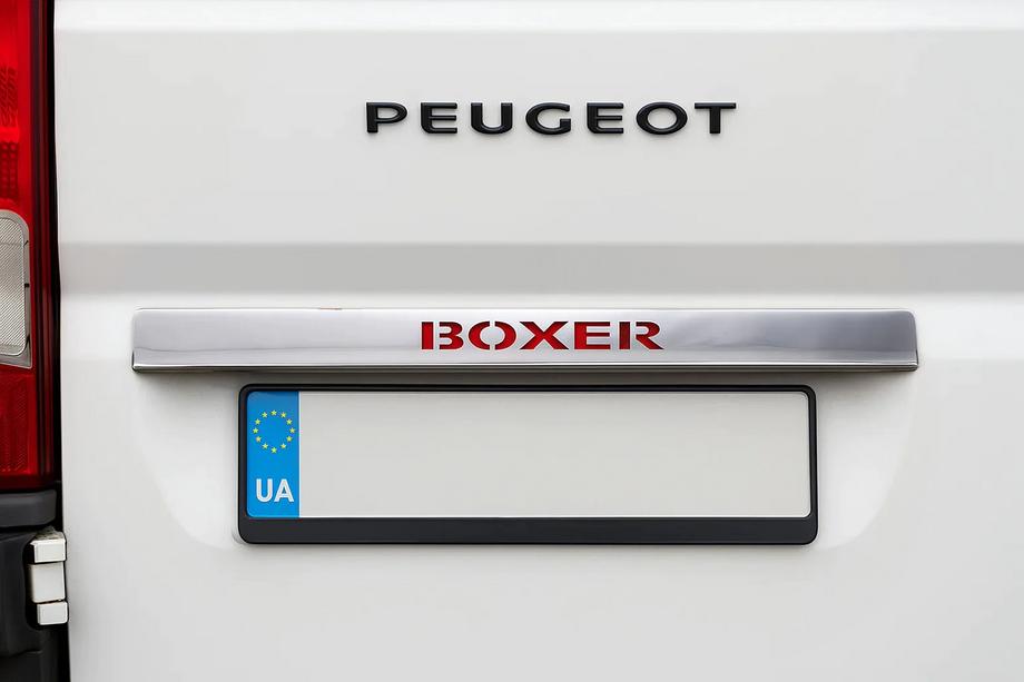 Peugeot Boxer 2006–2025 Kromliste over nummerpladen med rød LED (rustfrit stål) Foto 1