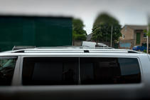 Volkswagen T6 2015–2024 Tagrælinger CROWN (mat grå) foto 2