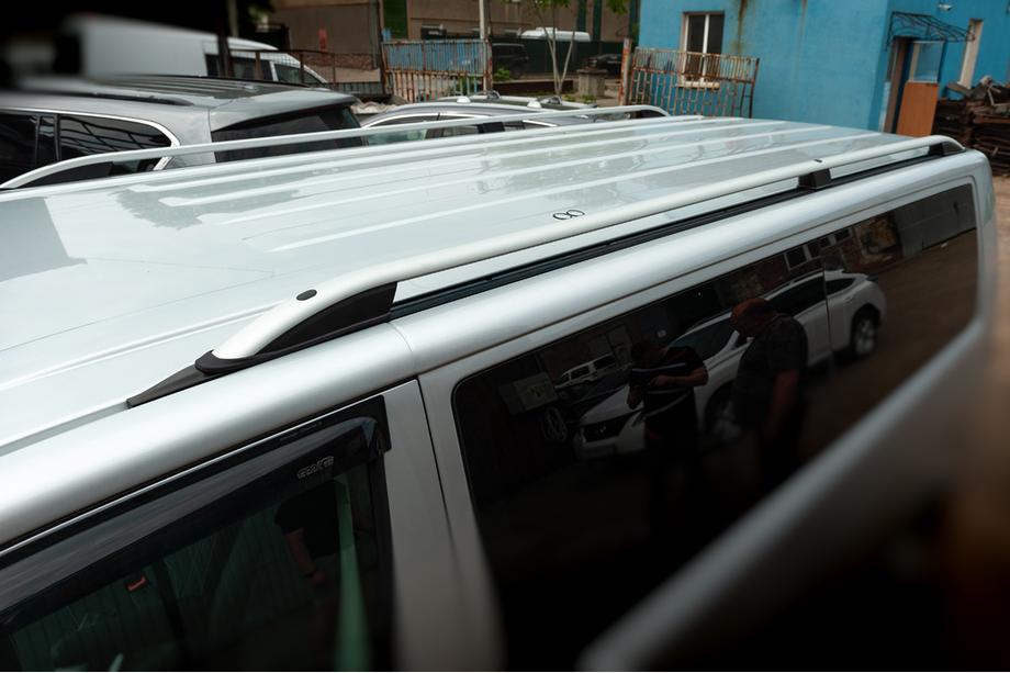 Volkswagen T6 2015–2024 Tagrælinger CROWN (mat grå) Image