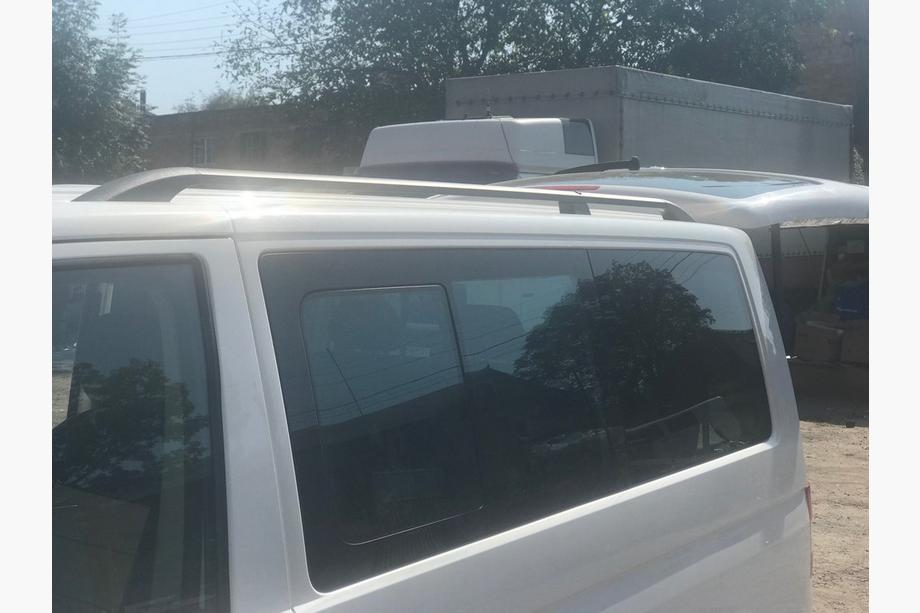Volkswagen T5 Caravelle 2004–2010 Sorte tagrælinger Kort akselafstand, plastfødder Foto 9