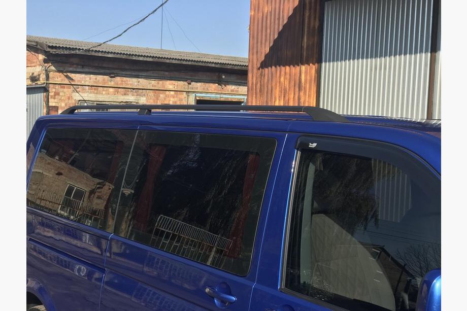 Volkswagen T5 Caravelle 2004–2010 Sorte tagrælinger Kort akselafstand, plastfødder Foto 6