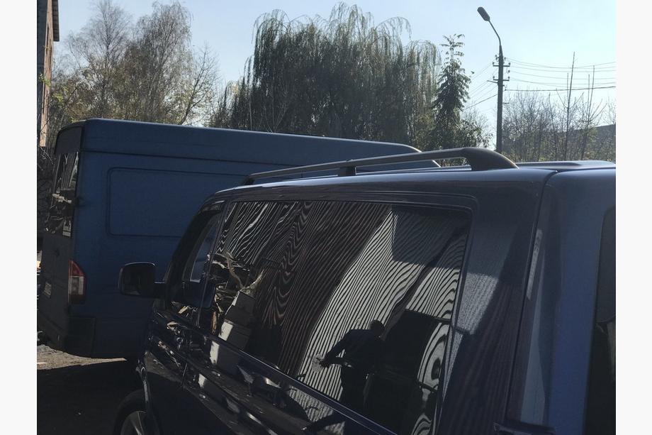 Volkswagen T5 Caravelle 2004–2010 Sorte tagrælinger Kort akselafstand, plastfødder Foto 8