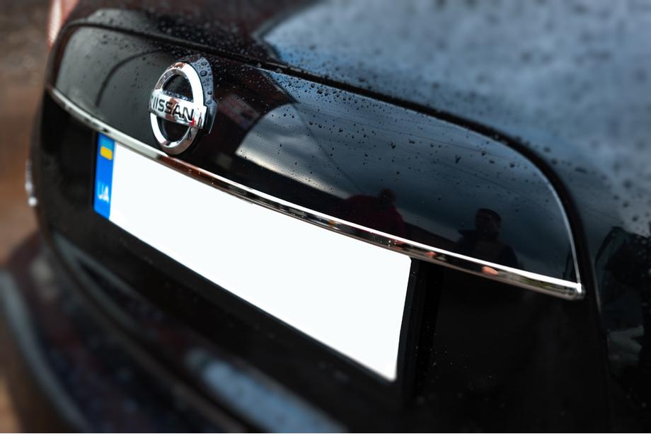 Nissan Juke 2010–2019 Kromliste over nummerplade (rustfrit stål) Foto 3