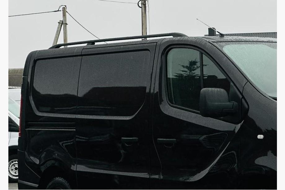 Opel Vivaro 2015–2019 Sorte tagrælinger Image