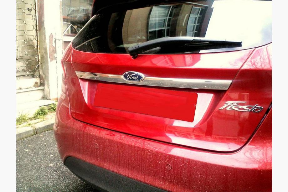 Ford Fiesta 2008–2017 Kromliste over nummerplade (rustfrit stål) OmsaLine - italiensk rustfrit stål Image