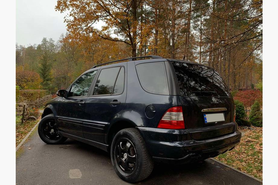 Mercedes ML W163 1997–2005 Rustfri liste over nummerpladen Foto 3