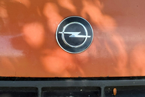 Opel Vectra A 1987–1995 Emblem (Tyrkiet) Forreste med skråkant (75 mm) foto 1