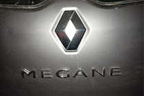 Renault Megane III 2009–2016 Megane emblem 908897337R (270 mm x 25 mm) foto 2