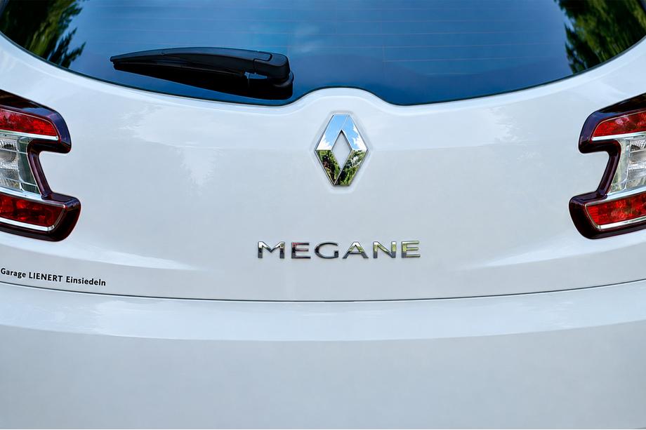 Renault Megane III 2009–2016 Megane emblem 908897337R (270 mm x 25 mm) Image
