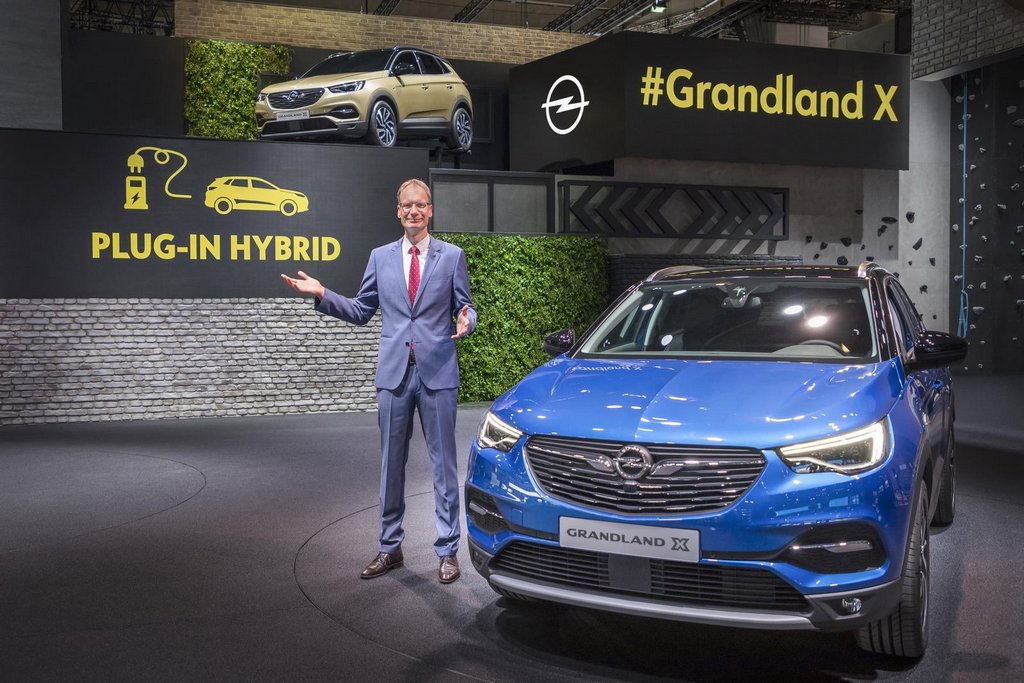Opel præsenterede sin første hybridbil