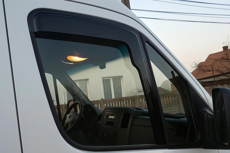 Mercedes Sprinter W906 2006–2018 Vindafvisere til sideruder, selvklæbende (2 stk., HIC) Foto 2